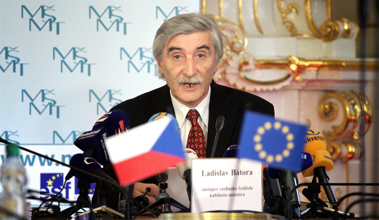 Ladislav Bátora na snímku z �íjna 2011, kdy na tiskové konferenci oznámil, �e opou�tí funkci zástupce vrchního �editele na ministerstvu �kolství.