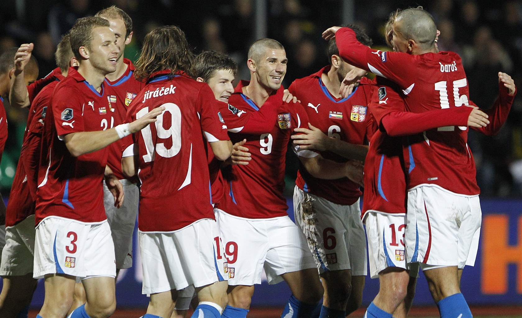 PRÝ POSTOUPÍ. Bookmake�i tipují, �e �e�tí fotbalisté z bará�e projdou na Euro 2012.