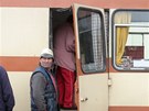 Obyvatelé stedoeské obce Lazsko si jdou nakoupit do pojízdné prodejny