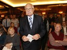 Václav Klaus pichází na diskuzi zastánc boje proti krovci, kterou moderuje.