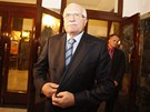 Václav Klaus pichází na diskusi zastánc boje proti krovci. (12. íjna 2011)