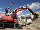 Libyjtí povstalci demolují zdi bývalé rezidence Muammara Kaddáfího Báb