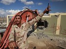 Libyjt povstalci demoluj bvalou rezidenci Muammara Kaddfho Bb al-Azzja...