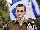 Gilad alit pi návratu do své vesnice Micpe Hila (18. íjna 2011)