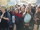 Rodie se seli na praském Palackého námstí, aby podpoili porodní asistentky