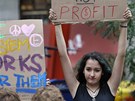 Lid, ne profit! Mlad dvka protestuje v New Yorku proti sociln nerovnosti.