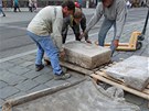 Brnntí archeologové vyzvedli trnáct náhrobních kamen z krypty pod kostelem