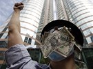 Protestující se bouí proti finanníkm, bankém a politikm, vyítají jim