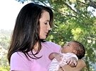 Hereka Kristin Davisová s adoptovanou dcerou Gemmou (2011)