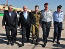 Zleva: izraelský ministr obrany Ehud Barak, premiér Benjamin Netanjahu, Gilad...