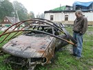 Petr Poznar u ohoelého vraku svého auta v Hlavov na Náchodsku.