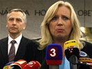 Slovenská premiérka Iveta Radiová hovoí s novinái poté, co padla její vláda....