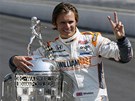 Dan Wheldon po triumfu ve slavnch 500 mil Indianapolisu.