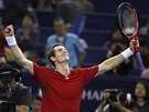 Andy Murray se tí z triumfu na turnaji v anghaji. 