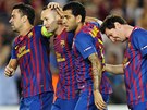 VEDEME. Fotbalisté Barcelony slaví po úvodním gólu.