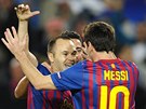 JSI PAÁK. Andres Iniesta pijíma gratulace spoluhráe z Barcelony Lionela