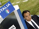 TAK JAK BUDEME HRÁT. Italský trenér Cesare Prandelli kráí na laviku, odkud