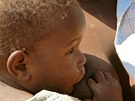 Mateské mléko nic nestojí a pro kojence v chudých afrických státech je jedinou