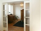 Obývací pokoj dlí od pracovny zrekonstruované pvodní výsuvné dvee s
