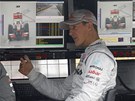 Michael Schumacher sleduje se svým týmem prbh tréninku Velké ceny Korejské