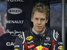 Sebastian Vettel  ze stáje Red Bull sleduje prbh tréninku na Velkou cenu
