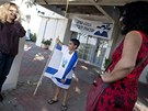Izraelsk chlapec se omotv izraelskou vlajkou v centru vesnice Mitzpe Hilla,