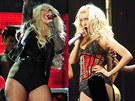 Christina Aguilera v roce 2011 a v roce 2007