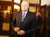 Vclav Klaus pichz na diskusi zastnc boje proti krovci. (12. jna 2011)