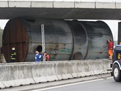 Vlec kotle zablokovan pod mostem v Ostrav. (12. jna 2011)