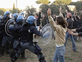 Demonstrace proti cynismu finannho svta a chovn politik v m.