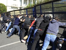 Masov protesty proti sporm v ecku.