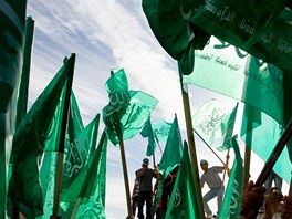 Palestinci s vlajkami hnutí Hamas oekávají u Ramaláhu píjezd proputných...