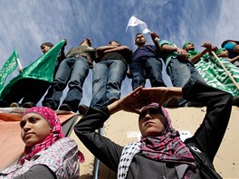 Palesticni ekají na proputné vzn na hraniním pechodu Bejtunija u msta...