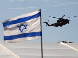 Izraelská vojenská helikoptéra s vojákem Giladem alitem na palub pistává na...