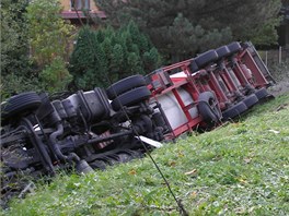 Nehoda kamionu, kter se na okraji Novho Jina ztil ze svahu na automobil.