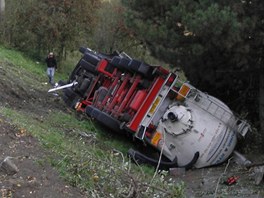 Nehoda kamionu, kter se na okraji Novho Jina ztil ze svahu na automobil.