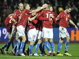HURÁ DO BARÁE! etí fotbalisté se radují z jednoho ze ty gól do sít Litvy.
