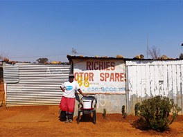 Getrude Abrahamsová ped svým domem u Johannesburgu v Jihoafrické republice.