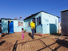Nkosikhona Zenani u svého plechového domku ve slumu v ulici Motswaledi v Soweto