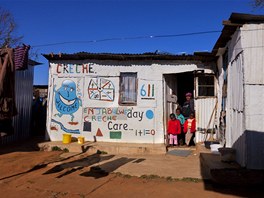 Thuli Hlatshwayová se třemi dětmi v jejich plechové školce v Motswaledi v