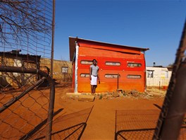 Jmashudu Mmnkheruová bydlí v oranžovém domě na Thembelihle u Johannesburgu.
