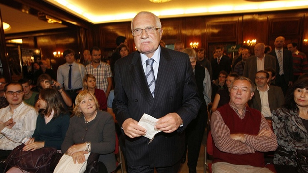 Václav Klaus pichází na diskuzi zastánc boje proti krovci, kterou moderuje.
