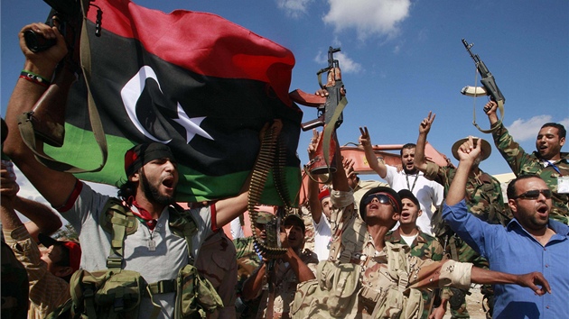 Libyjtí povstalci oslavují pi demolici bývalé rezidence Muammara Kaddáfího