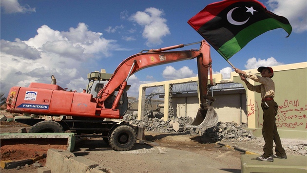 Libyjtí povstalci demolují bývalou rezidenci Muammara Kaddáfího Báb al-Azízíja...