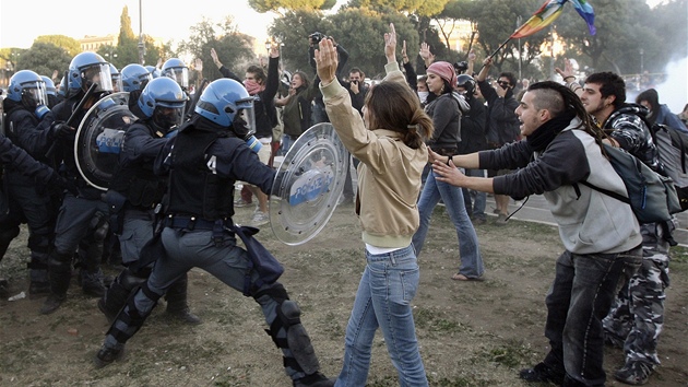 Demonstrace proti cynismu finanního svta a chování politik v ím.