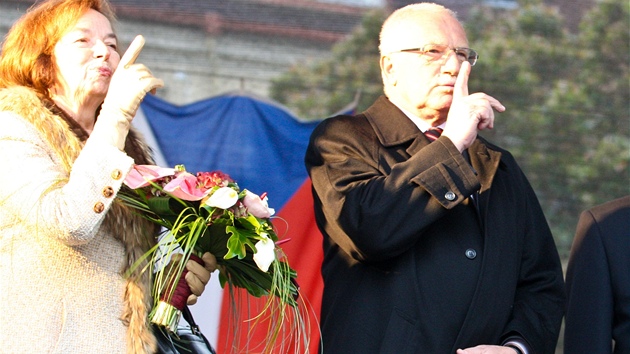Prezidentský pár musel �koláky na roudnickém nám�stí uklid�ovat, aby p�es
