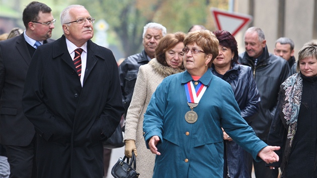 Terezínem provedla prezidentský pár tamní starostka Rena echová.