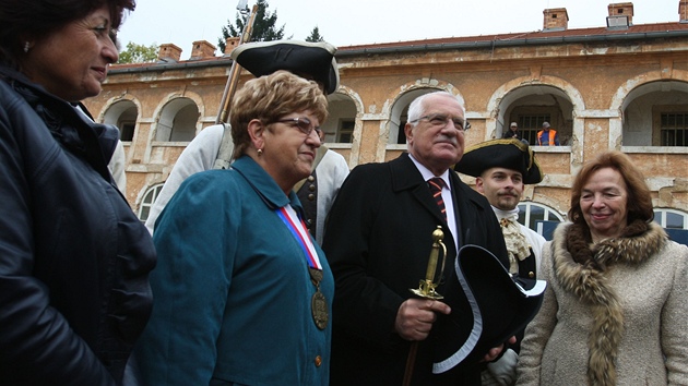 V Terezín dostal Václav Klaus historický vojenský klobouk, nasadit si ho ale