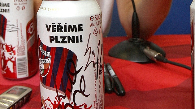 Plechovka plzeského piva z limitované edice s motivy zdejího fotbalového