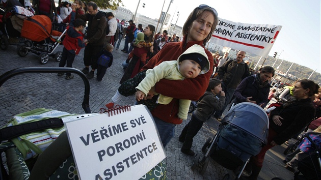 Rodi�e se se�li na pra�ském Palackého nám�stí, aby podpo�ili porodní asistentky